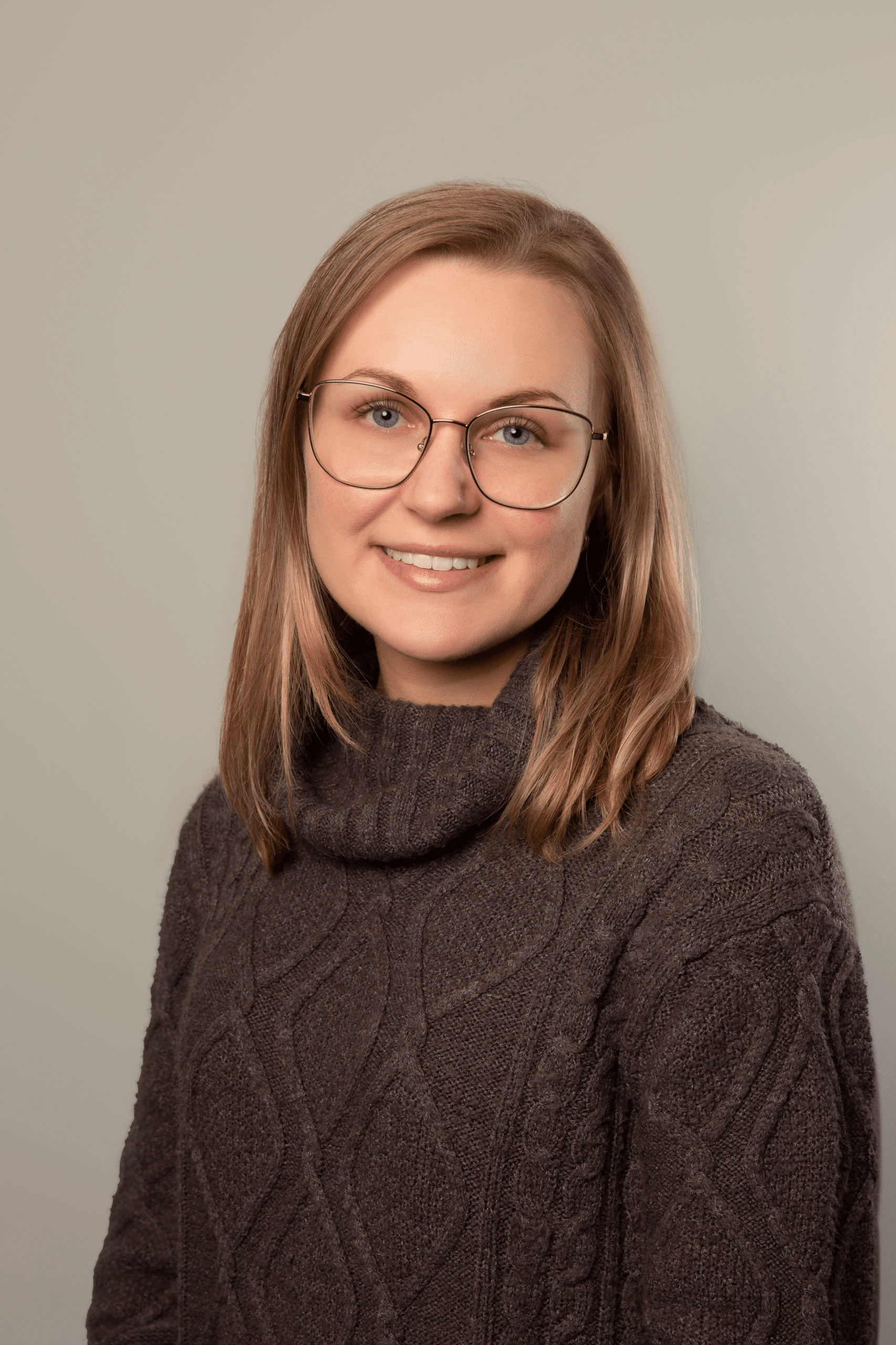 A woman named Jessica, wearing glasses and a sweater, poses as a staff member of Dr. Gary Wessels Inc.